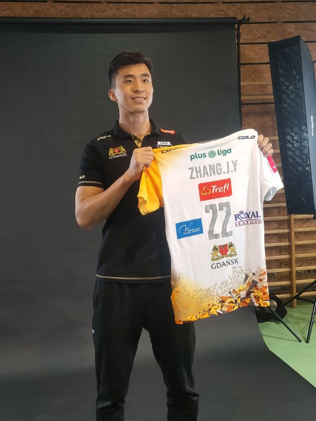 大安是漂亮的正太，这脸蛋五官的模子，俊得无懈可击。